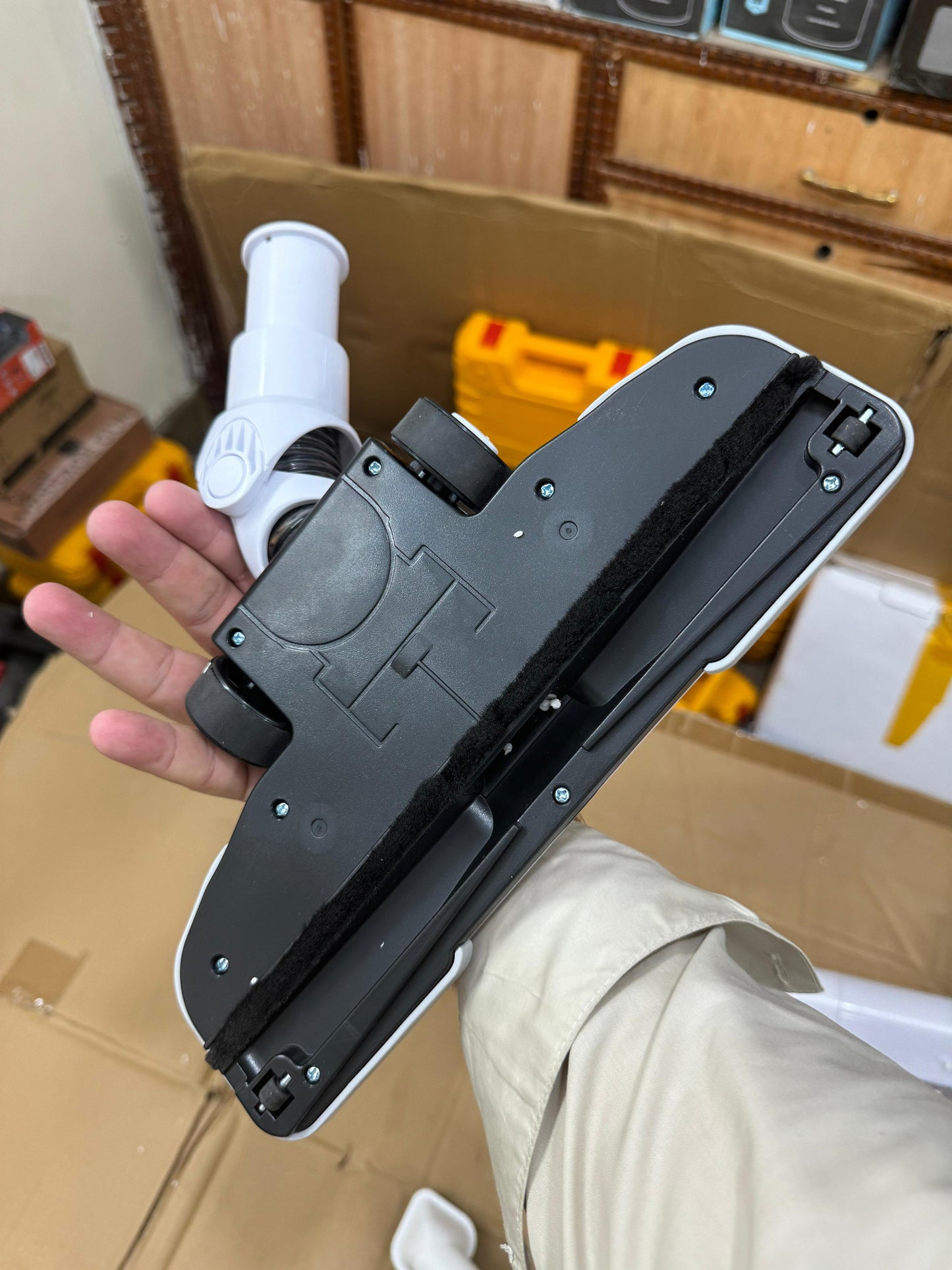 Geepas 2-in-1 Cordless Low-Noise Vacuum Cleaner