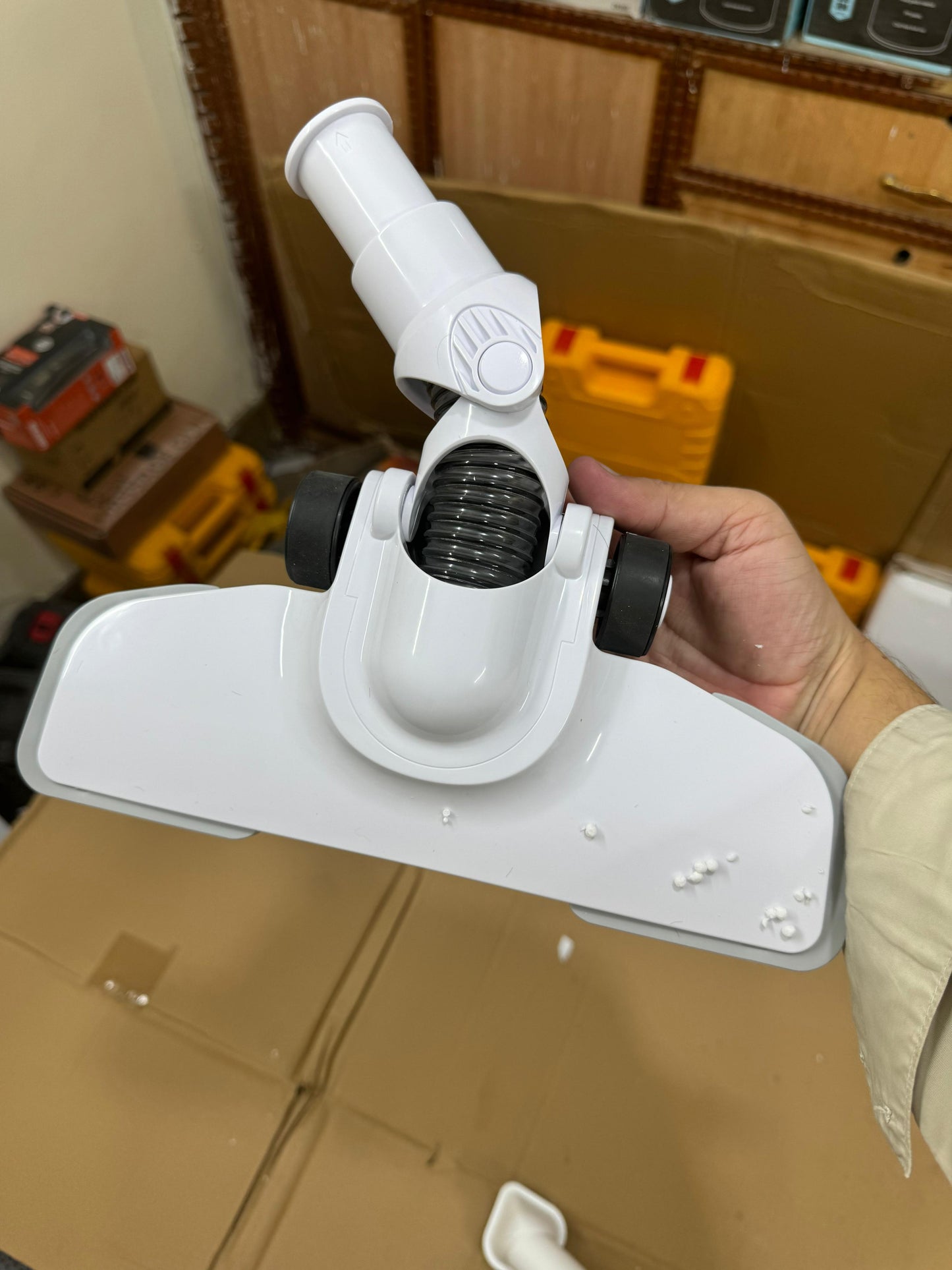 Geepas 2-in-1 Cordless Low-Noise Vacuum Cleaner