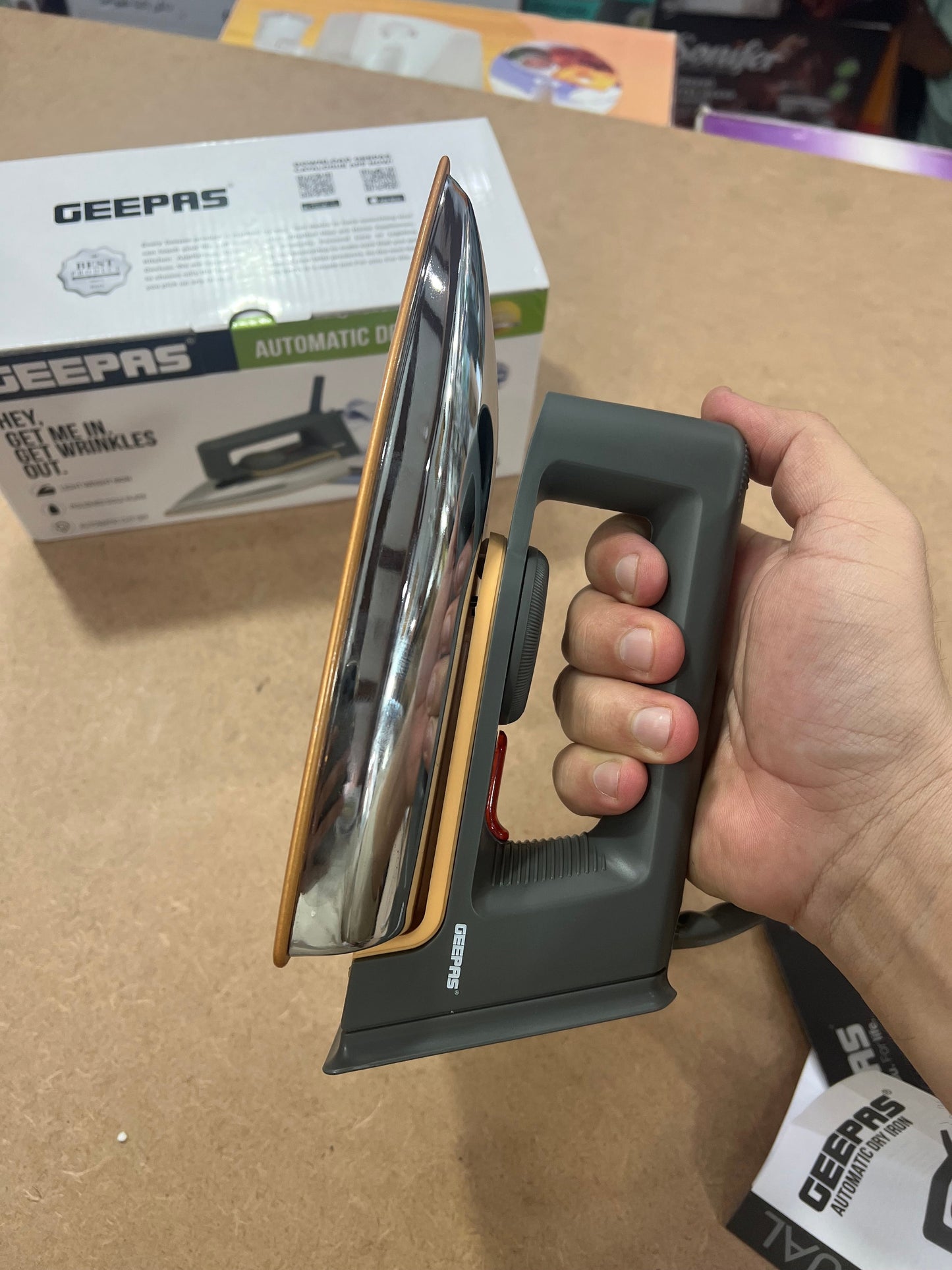 Geepas light weight dry iron