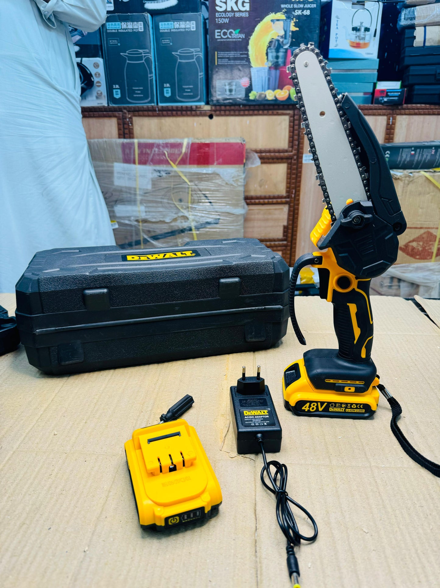 Dewalt rechargeble 48v chainsaaw