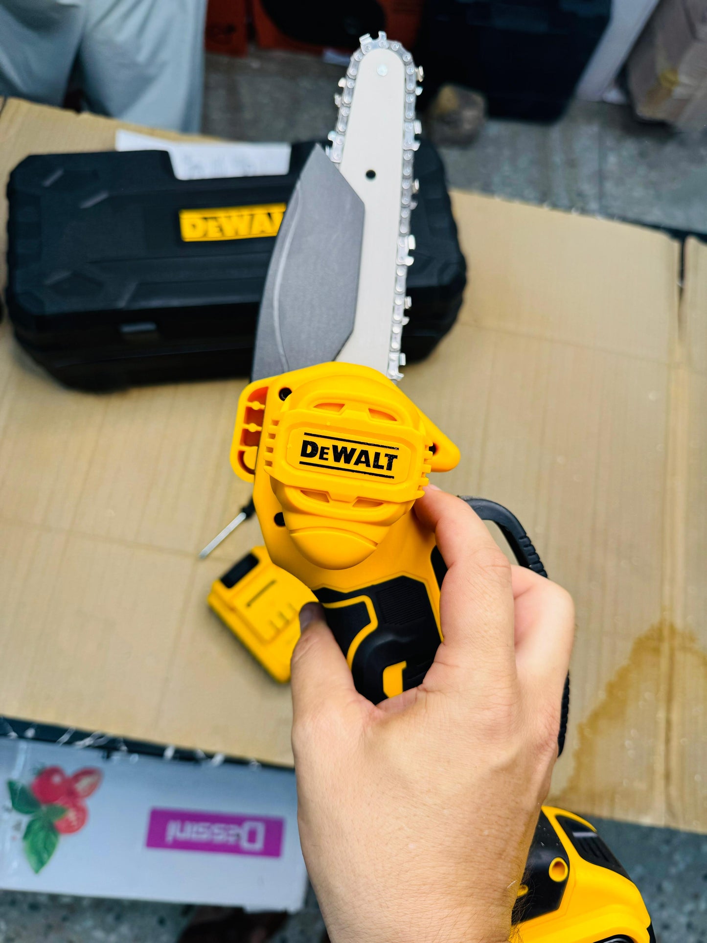 Dewalt rechargeble 48v chainsaaw