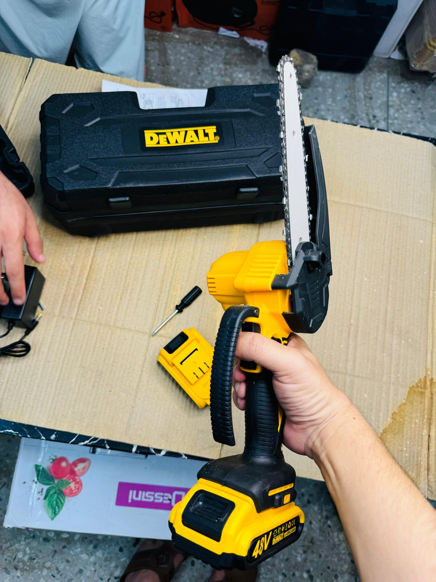 Dewalt rechargeble 48v chainsaaw