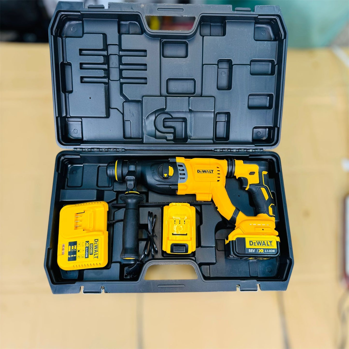 Dewalt hammer hilti with double battery