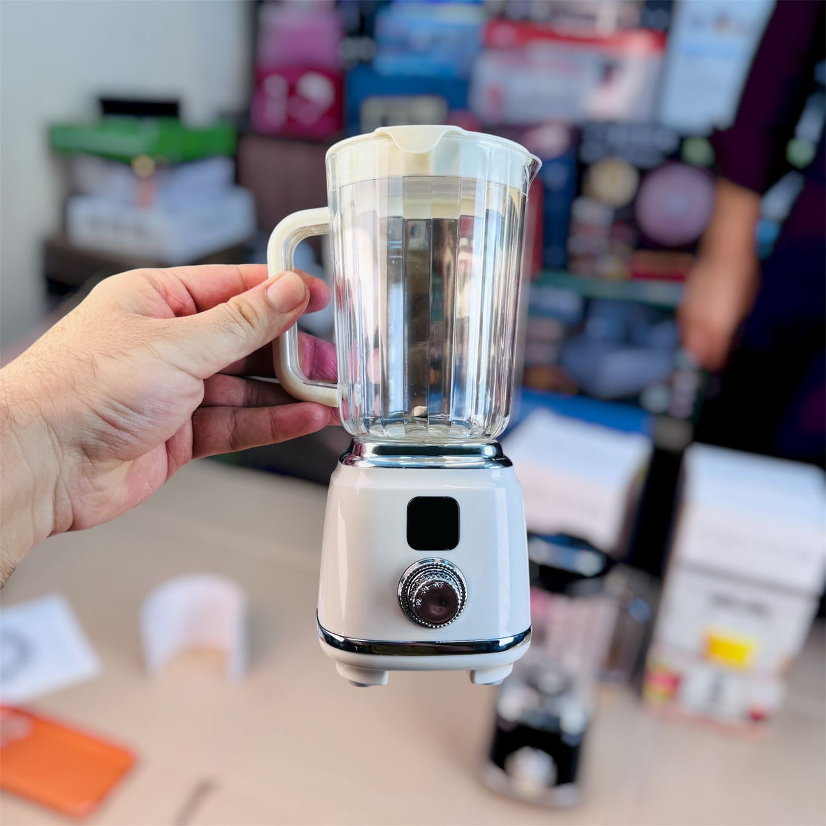 HP-168 blender USB charging port