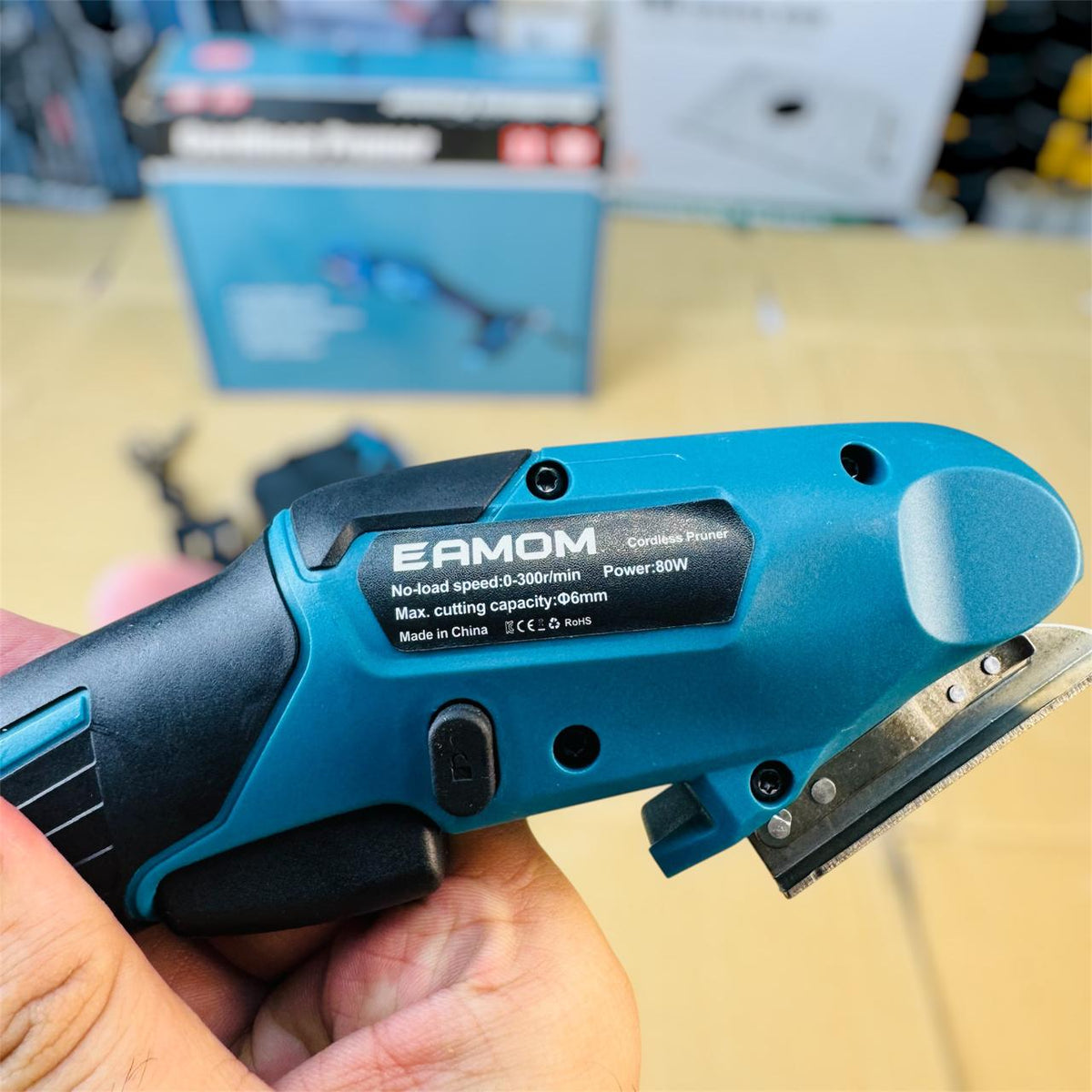 Eamon Cordless Pruner for cutting carpet, clothes