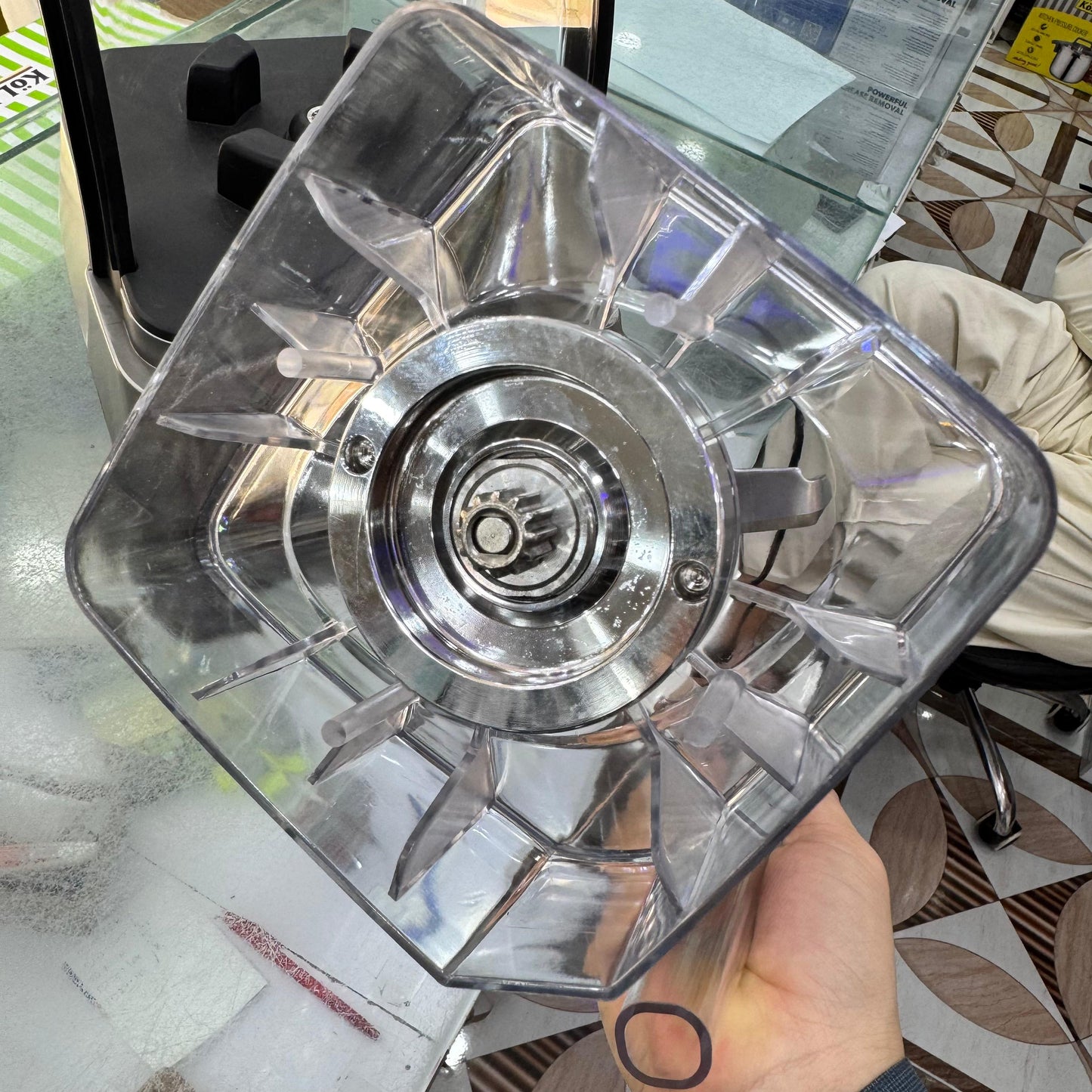 Soundproof digital commercial blender